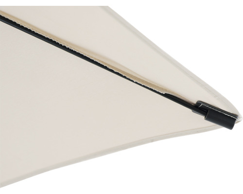 Detailansicht eines Sonnenschirms mit hellem Stoff und schwarzem Gestell