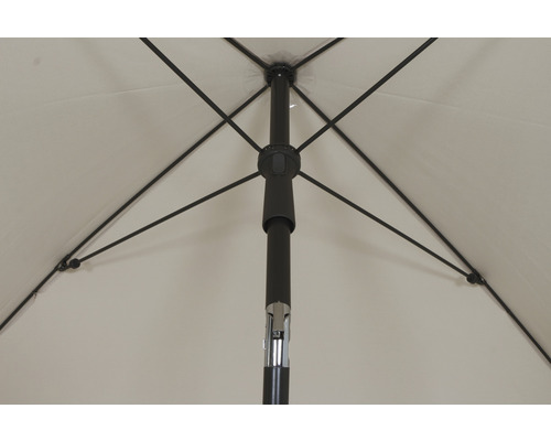 Detailansicht eines Sonnenschirms mit Schirmständer und Streben