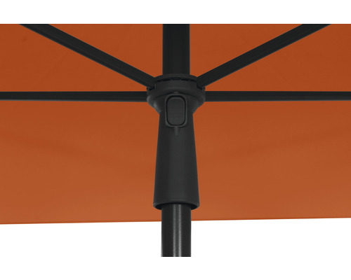 Detailaufnahme eines Gartenschirms mit Gestell