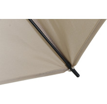 Detailansicht eines Sonnenschirms mit Stoffbespannung und Gestell