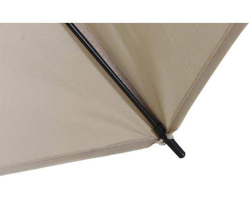 Detailansicht eines Sonnenschirms mit Stoffbespannung und Gestell