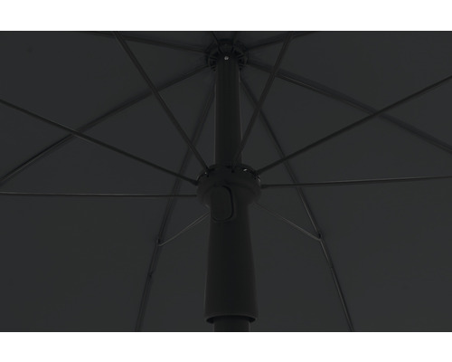 Innenansicht eines geöffneten Sonnenschirms mit Streben und Mast