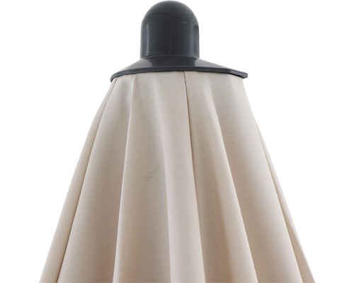 Detailansicht eines Gartenschirms mit hellem Stoff und dunkler Spitze.