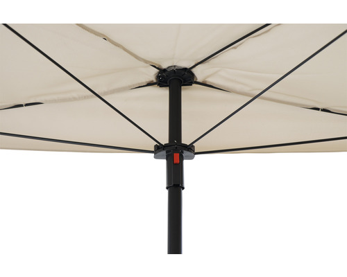 Detailaufnahme eines Gartenschirms mit Gestell