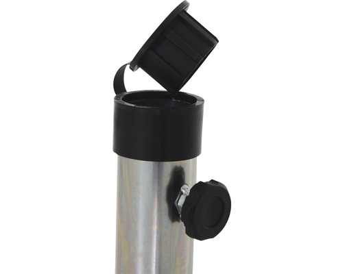 Detailansicht eines Gerüstrohrs mit Verschlusskappe