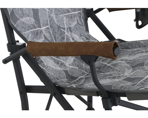 Detailansicht eines Campingstuhls mit Blattmuster und Armlehne