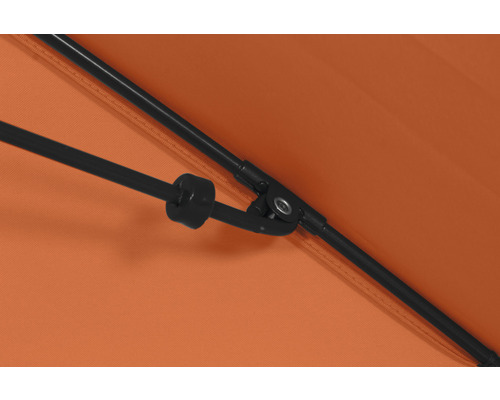 Detailansicht eines Sonnenschirms mit Streben und Mechanismus