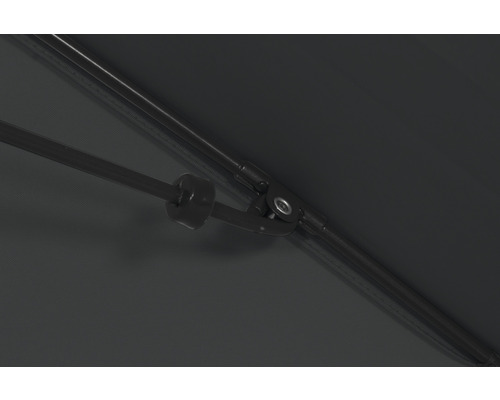 Detailaufnahme eines Sonnenschirms mit Streben und Spannmechanismus