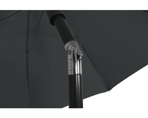 Detailansicht eines Sonnenschirms mit schwarzem Schirmdach und silberfarbenem Gelenk