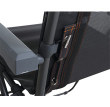 Detailaufnahme eines Campingstuhls mit Armlehne und Netzsitz