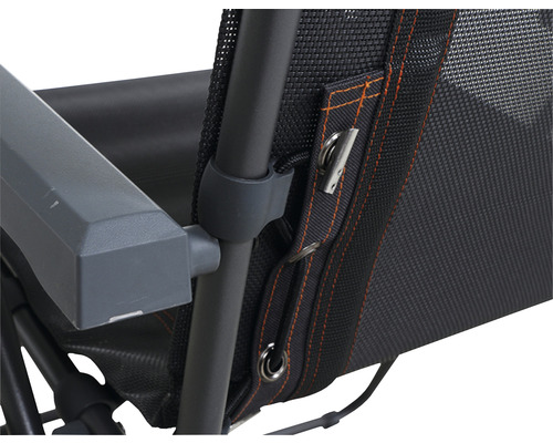 Detailaufnahme eines Campingstuhls mit Armlehne und Netzsitz