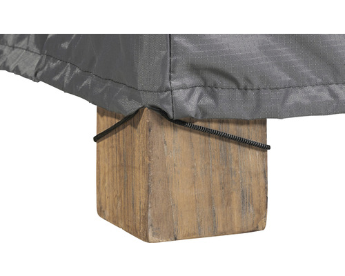 Detail einer Gartenmöbel-Schutzhülle mit Kordelzug