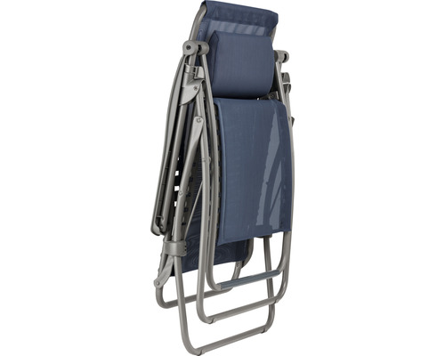 Zusammengeklappter Relaxsessel mit Kopfkissen