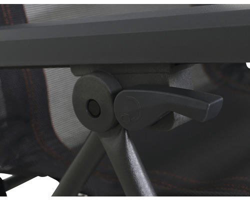 Detailaufnahme eines Verstellmechanismus an einem Campingstuhl