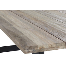 Detailansicht einer Gartentischplatte aus Holz mit Metallbeinen