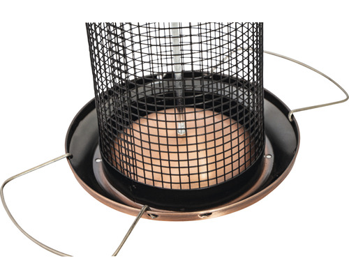 Detailansicht einer Vogelfutterstation mit Metallgitter und Futterablage