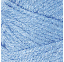 Nahaufnahme von hellblauem Strickgarn.