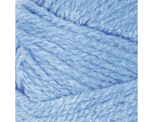 Nahaufnahme von hellblauem Strickgarn.