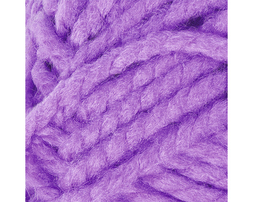 Nahaufnahme eines Knäuels lila Wolle