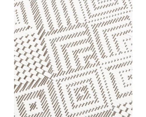 Nahaufnahme eines gewebten Teppichs mit geometrischem Muster