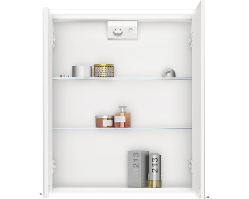 Geöffneter weißer Spiegelschrank mit zwei Glasböden und verschiedenen Badartikeln