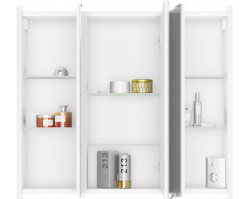 Offener weißer Spiegelschrank mit Glasböden zur Aufbewahrung von Badartikeln