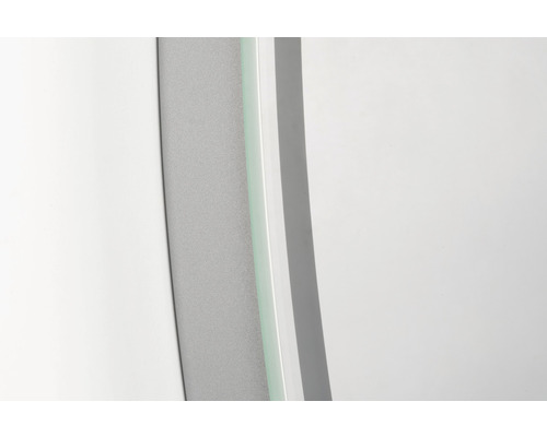 Detailansicht eines Möbelstücks mit Glasdetail und Metallelementen