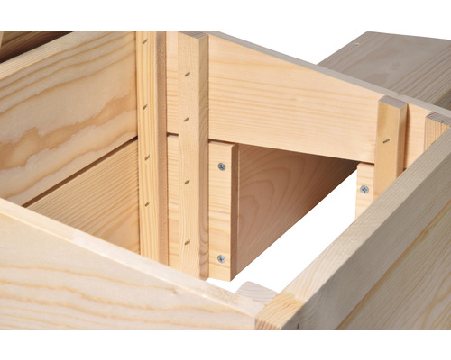 Detailansicht eines Holzbausatzes, befestigt mit Schrauben und Nägeln