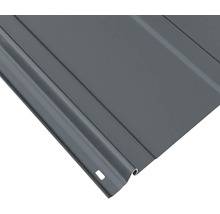 Nahaufnahme einer Stülpschalung aus Metall