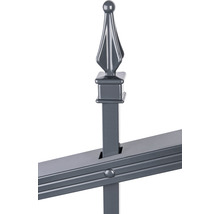 Detailansicht eines Metallzauns mit Zierspitze