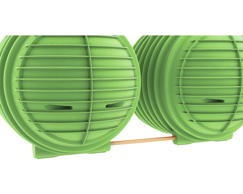 Grüne Regenwasserzisternen mit Verbindungsstück