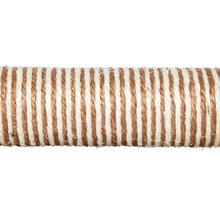 Nahaufnahme von braun-weißem Sisal-Kratzstamm
