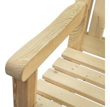 Detailansicht einer Holzbank mit Armlehne aus hellem Holz