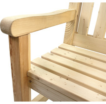 Detailaufnahme einer Holzbank mit Armlehne