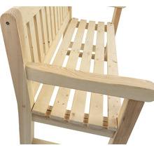 Detailansicht einer Holzgartenbank mit Armlehne