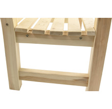 Detailansicht eines Holzregals mit Latten und Schrauben