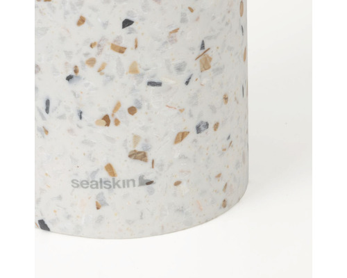 Sealskin Logo auf einem Behälter mit Terrazzo Muster.