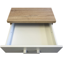 Offene Schublade eines Holzschrankes