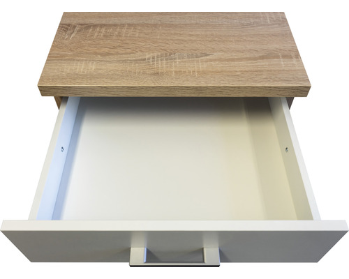 Offene Schublade eines Holzschrankes