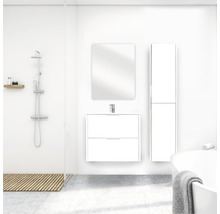 Helles Badezimmer mit Waschbeckenunterschrank, Spiegel, Hochschrank, Badewanne und Dusche