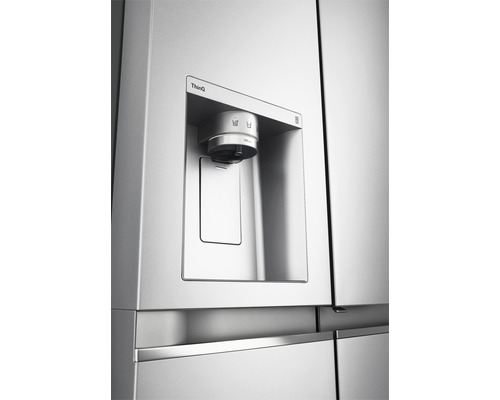 Nahaufnahme des Wasser- und Eisspenders eines Kühlschranks