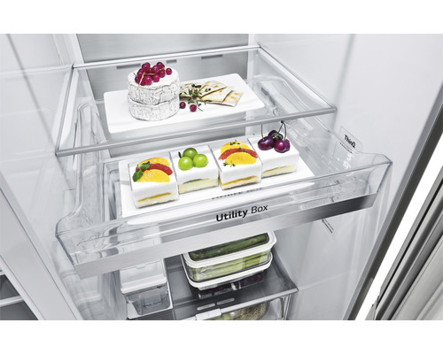 Innenansicht eines Kühlschranks mit Lebensmitteln in Schubladen