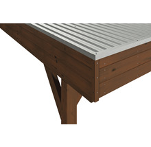 Detailansicht eines Holzpavillons mit Metalldach