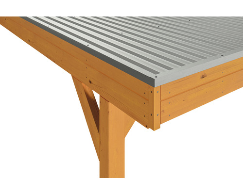 Detailansicht eines Holzcarports mit Metalldach