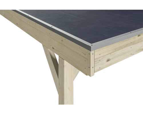 Detailansicht einer Holzkonstruktion mit Dachpappe und Metalleinfassung