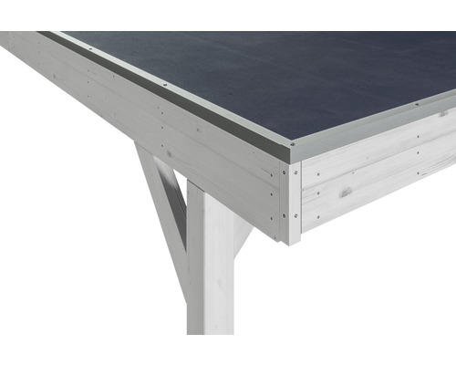 Detailansicht eines Carports mit Holzpfosten und Flachdach
