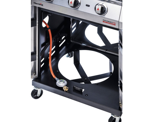 Detailansicht eines Gasgrills mit Gasflasche und Anschluss