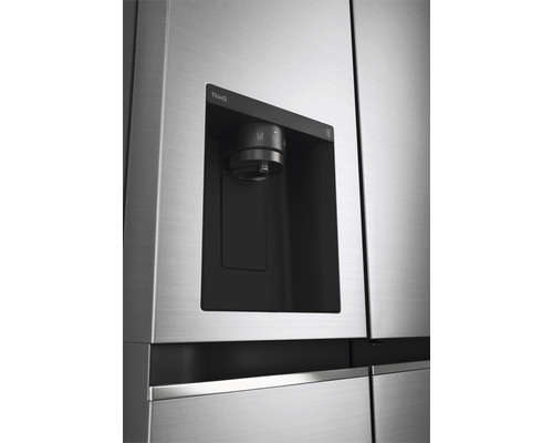 Detailaufnahme eines Kühlschranks mit Wasserspender und LG ThinQ Logo