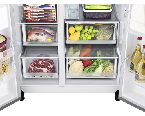 Innenansicht eines Kühlschranks mit verschiedenen Lebensmitteln in den Aufbewahrungsfächern