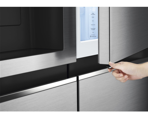 Detailansicht eines Kühlschranks mit einer Person, die eine Tür öffnet, um das Innere zu zeigen.